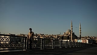 Ağır hasta sayısı 2 bin 563 oldu, 38 bin 814 kişinin Kovid-19 tedavisinin/karantinasının sona ermesiyle iyileşen sayısı 4 milyon 932 bin 838'e yükseldi.