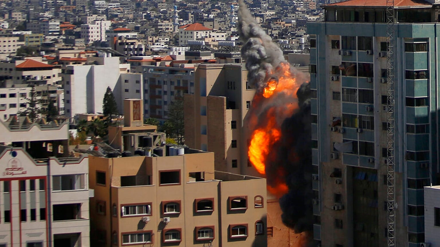 Black out mediatico e fuoco incrociato: fra Israele e Hamas è scontro a oltranza
