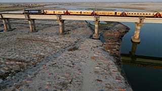 Ganj Nehri kıyısında kumsala gömülen cesetler