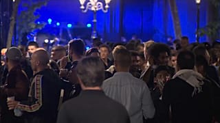 Decenas de personas de fiesta en las calles de Barcelona - RTVE