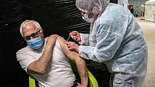 Aşı yaptıran bir kişi