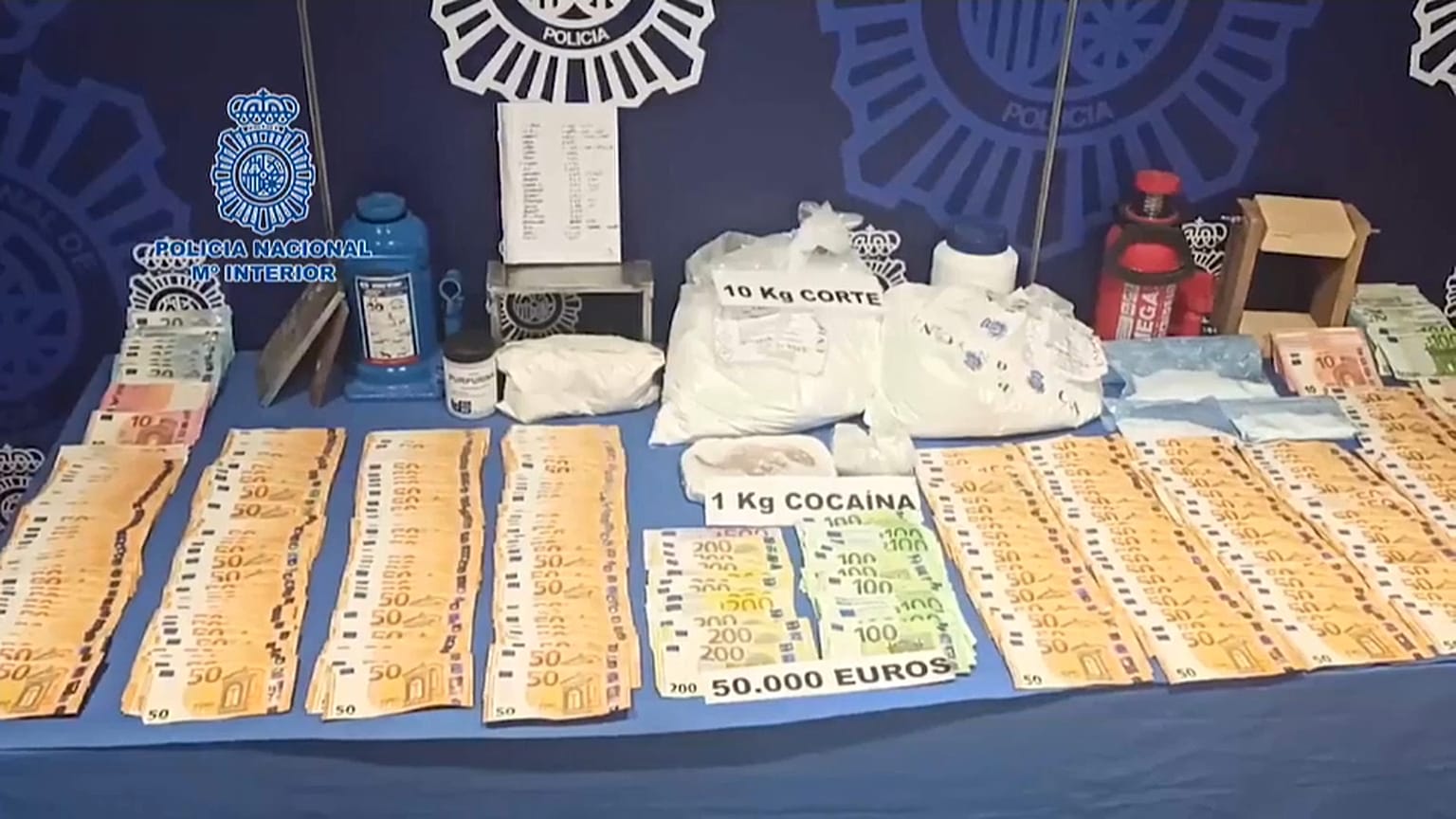 Imagen del dinero y material de la banda incautado por la Policía Nacional