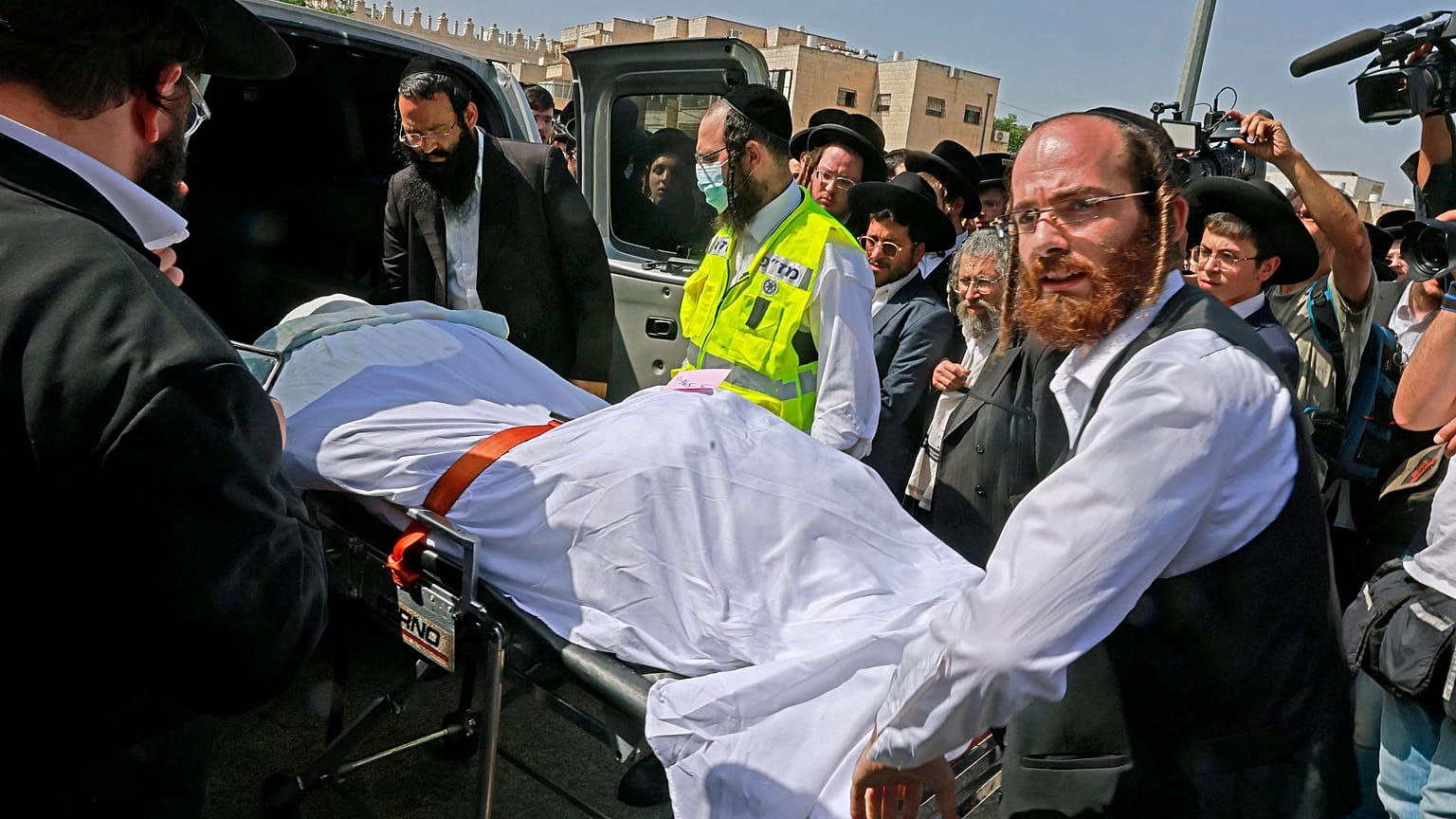 الحادث يذكر بحادث آخر وقع بداية أيار/مايو، إذ أدت عملية تدافع إلى مقتل عشرات المشاركين في احتفال ديني 