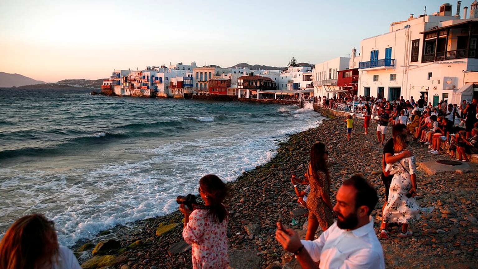 Entre medidas de precaución y optimismo, la isla griega de Miconos espera "una gran ola de turistas"