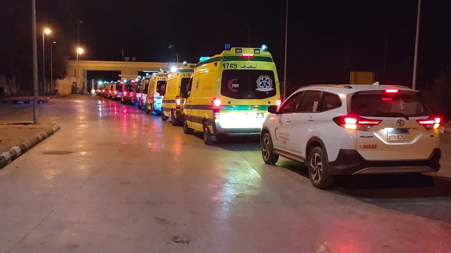 أعلن الهلال الأحمر المصري في سيناء على صفحته في موقع فيسبوك الأحد أنّ فرق طوارئ طبية أرسلت إلى الجانب المصري من معبر رفح للمساعدة في نقل الجرحى إلى المستشفيات المصرية