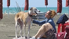 Frau mit Hund am BauBeach