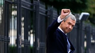 Павел Латушко приветствует своих сторонников и журналистов в Минске 25 августа 2020 г. 
