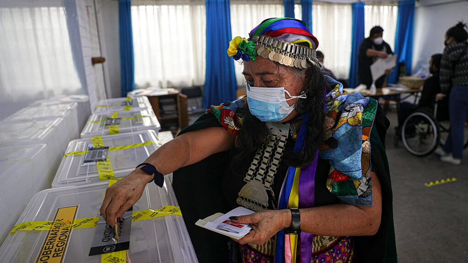 Juana Millal von der Partido del Pueblo bei der Stimmabgabe in Santiago de Chile