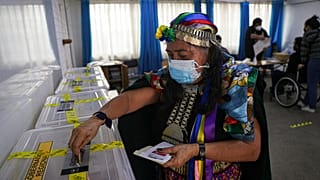 Juana Millal von der Partido del Pueblo bei der Stimmabgabe in Santiago de Chile