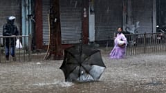 Una fuerte lluvia en Mumbai deja las calles inundadas horas antes de que toque tierra el ciclón Tauktae, India, el 17 de mayo de 2021.