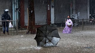 Una fuerte lluvia en Mumbai deja las calles inundadas horas antes de que toque tierra el ciclón Tauktae, India, el 17 de mayo de 2021.