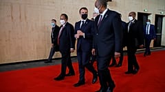 Emmanuel Macron, au centre, avec le général Abdel-Fattah Burhan, chef du Conseil souverain du Soudan, à droite, et le Premier ministre soudanais, Abdalla Hamdok