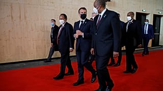 Emmanuel Macron, au centre, avec le général Abdel-Fattah Burhan, chef du Conseil souverain du Soudan, à droite, et le Premier ministre soudanais, Abdalla Hamdok