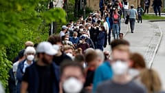 Anstehen fürs Impfen mit AstraZeneca bei München
