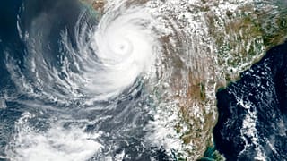 Ινδία: Πάνω από 120 άνθρωποι αγνοούνται από το ναυάγιο πλοίου λόγω του κυκλώνα Τόκτε