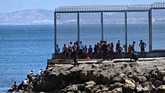 Lässt Marokko bewusst 5.000 Menschen durch -  in die spanische Exklave Ceuta?