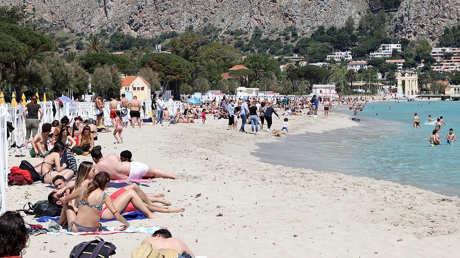 Turisti in spiaggia a Mondello, in Sicilia