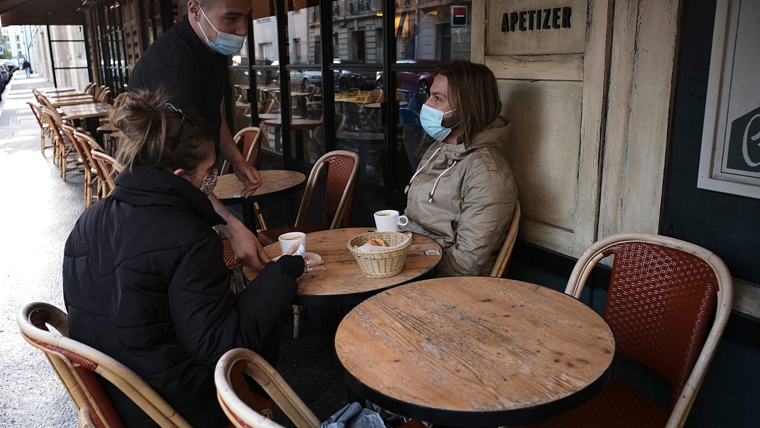 Des clients profitent de la terrasse d'un café ouvert depuis ce matin à Paris dans le cadre du déconfinement, le mercredi 19 mai 2021