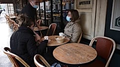 Des clients profitent de la terrasse d'un café ouvert depuis ce matin à Paris dans le cadre du déconfinement, le mercredi 19 mai 2021
