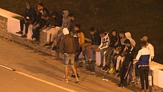 سيل من المهاجرين يتوافدون على حدود المغرب مع جيب سبتة في شمال إفريقيا.