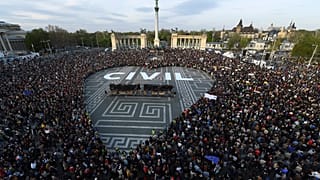 Nagyméretű szívet formálnak a civil szervezetek átláthatóságáról szóló törvényjavaslat ellen szervezett civil tüntetés résztvevői a fővárosi Hősök terén 2017. április 12-én