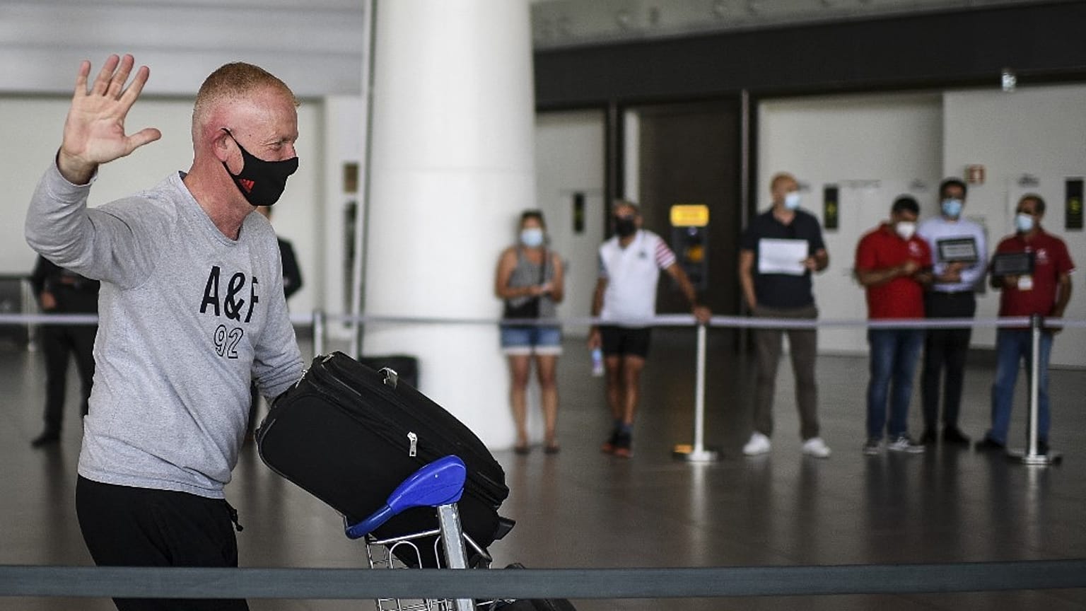 Turista britânico chega ao aeroporto de Faro