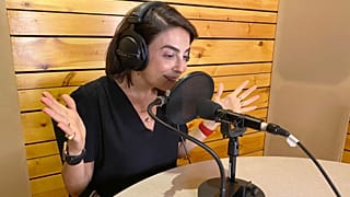 الطبيبة اللبنانية ساندرين عطا الله وهي تسجل البودكاست الخاص بها "حكي صريح" في استوديو بالعاصمة اللبنانية بيروت، 11 مايو 2021