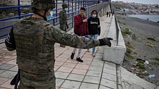 Ισπανός στρατιώτης στα σύνορα της Θέουτα με το Μαρόκο