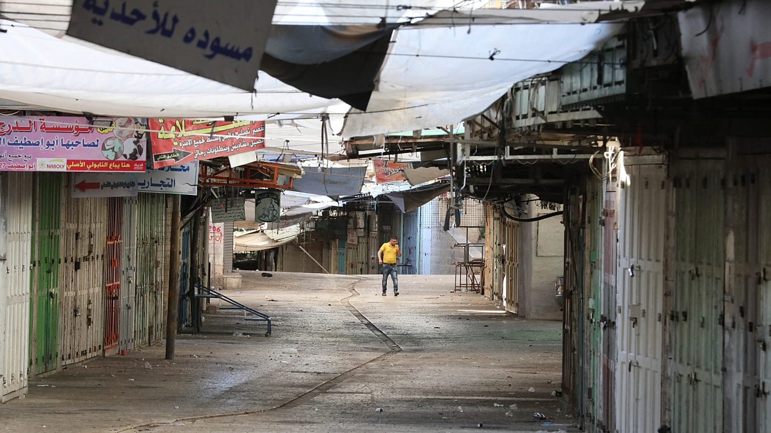 متاجر فلسطينية مغلقة في مدينة الخليل في 18 مايو 2021 خلال إضراب عام في الضفة الغربية المحتلة والمدن العربية الإسرائيلية تضامنا مع غزة والقدس.