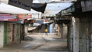 متاجر فلسطينية مغلقة في مدينة الخليل في 18 مايو 2021 خلال إضراب عام في الضفة الغربية المحتلة والمدن العربية الإسرائيلية تضامنا مع غزة والقدس.