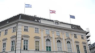 Avusturya'da devlet binalarına çekilen İsrail bayrağı 