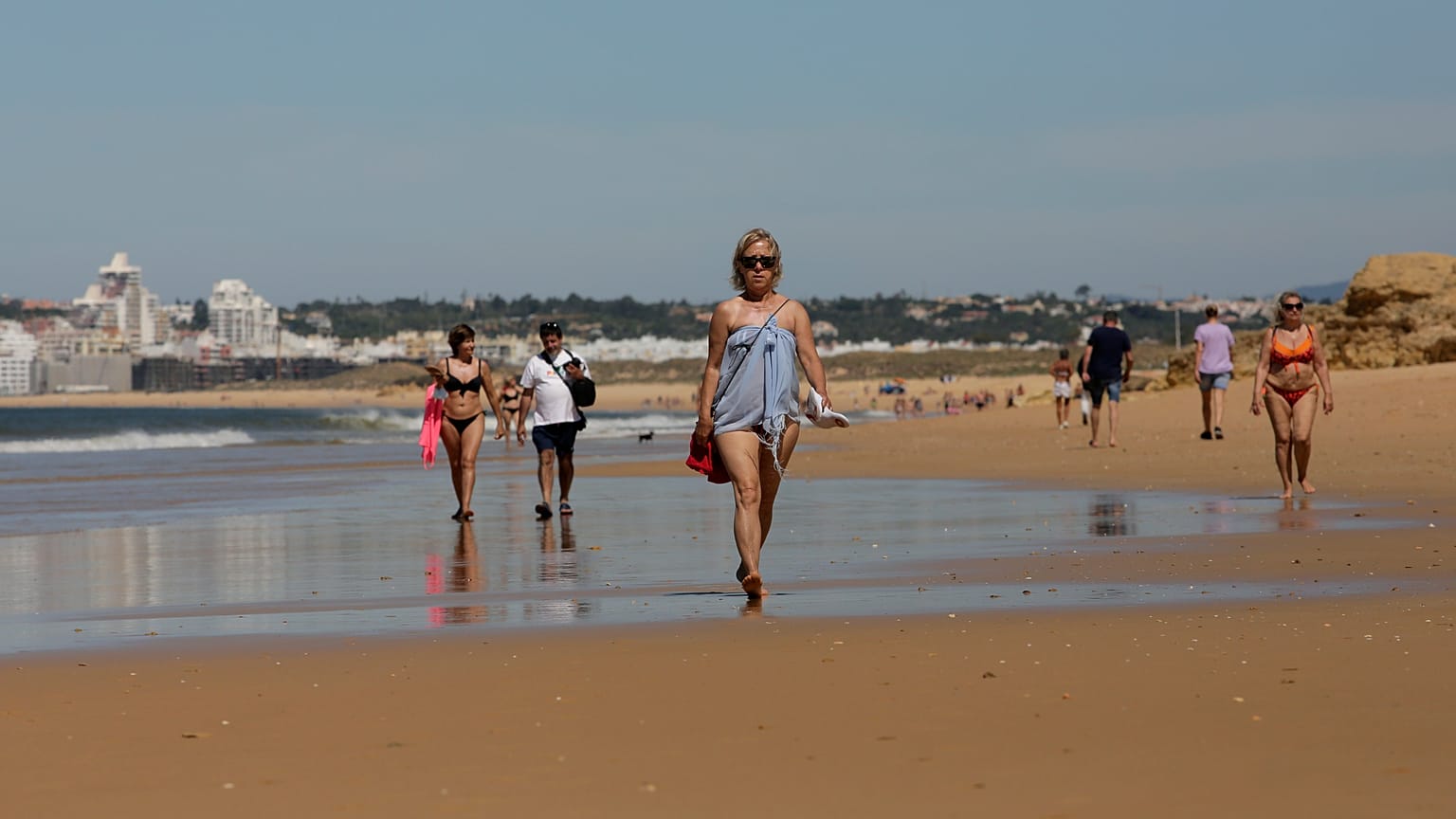 Turistas pasean por la playa en el Algarve