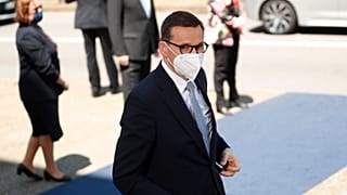 Mateusz Morawiecki lengyel kormányfő megérkezik a portugál EU-csúcs helyszínére 2021. május 7-én