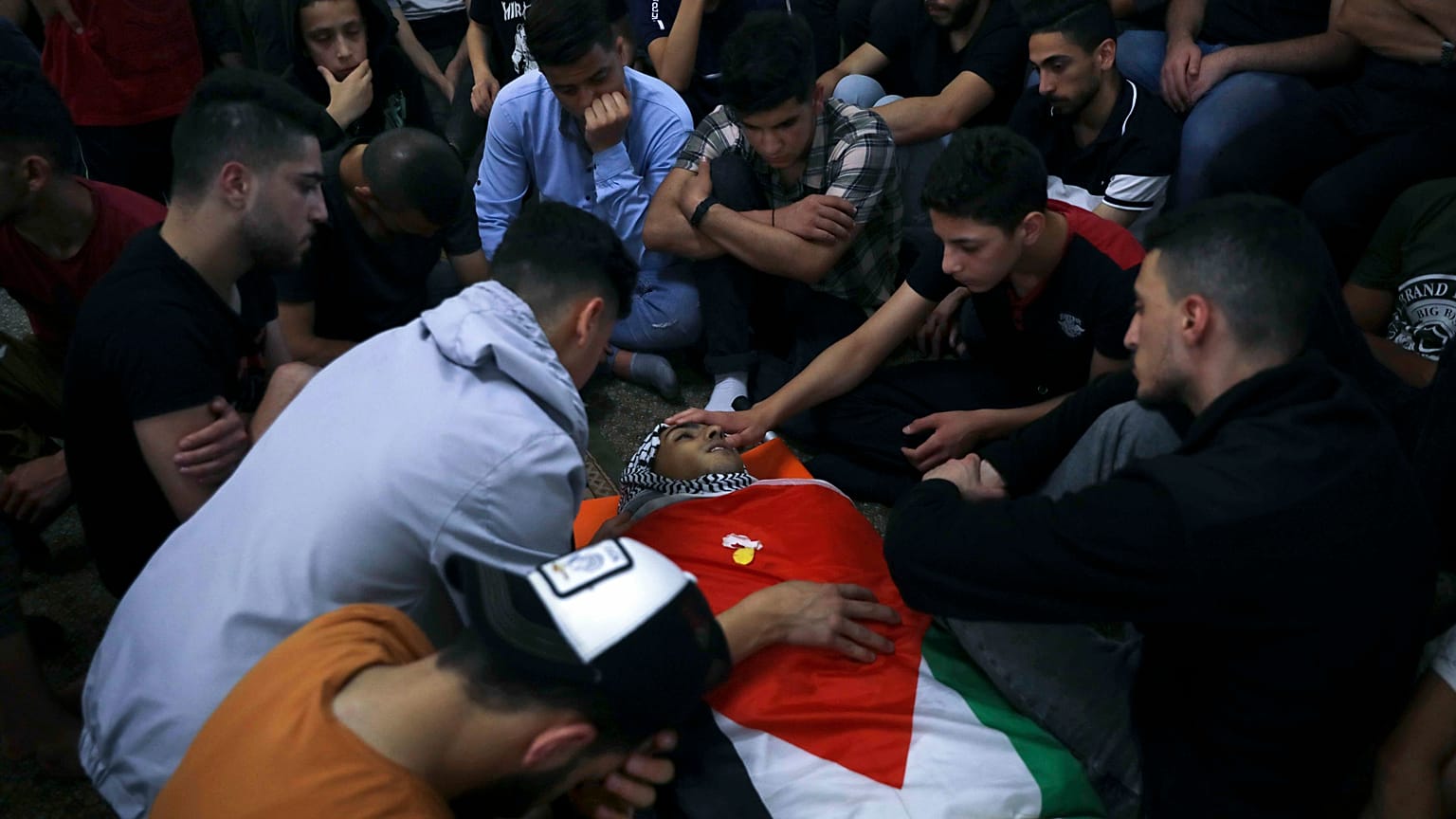 Cisgiordania, funerale di un palestinese rimasto ucciso negli scontri con la polizia