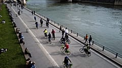 Fahrradfahrer am Seine-Ufer in Paris