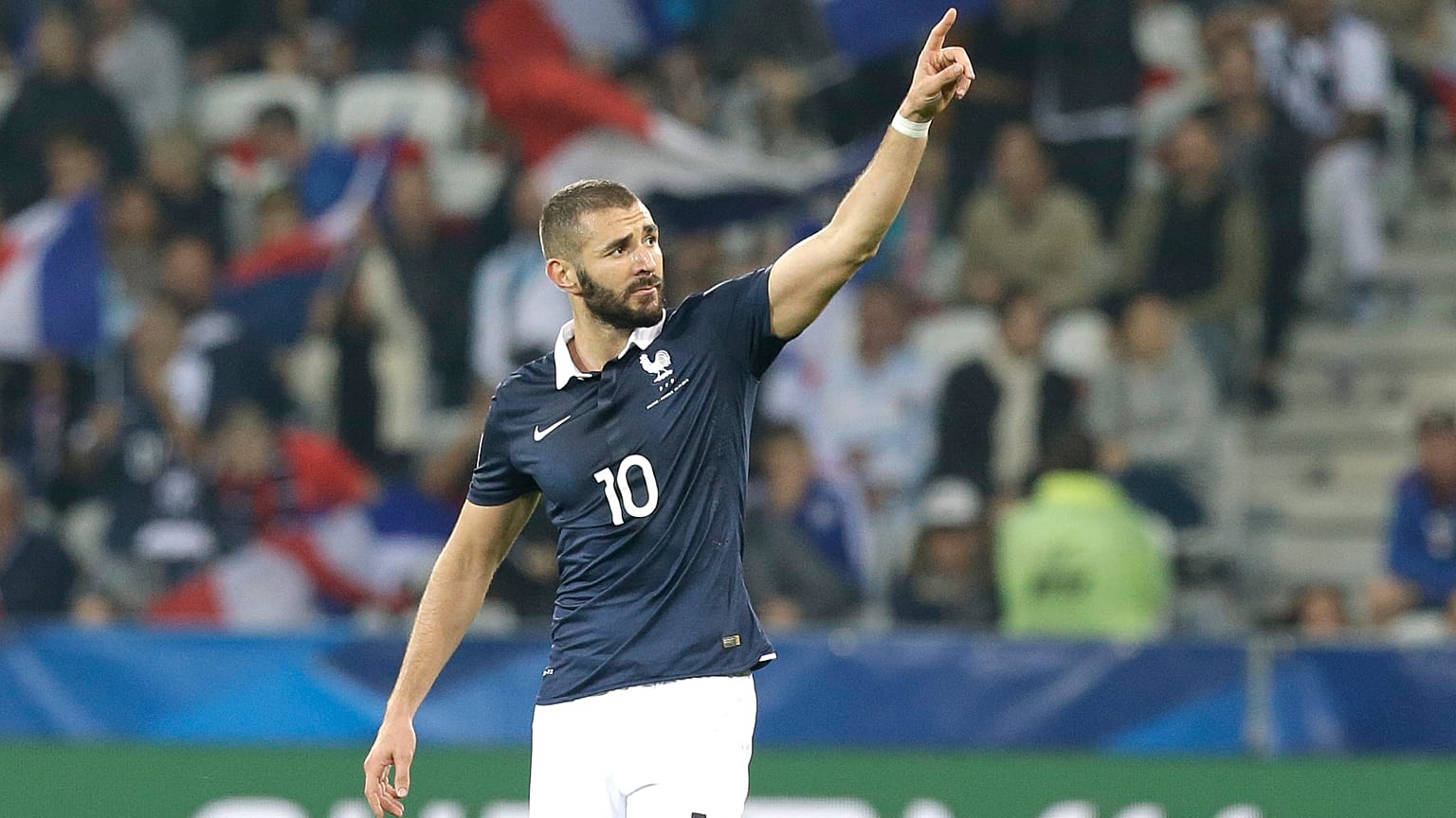 Benzema en una de las últimas ocasiones en las que vistió la camiseta de la selección francesa