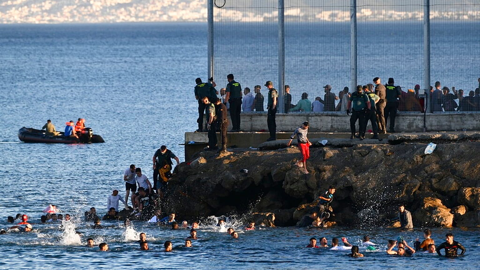 Noch nie sind so viele Menschen an einem Tag von Marokko nach Ceuta gelangt