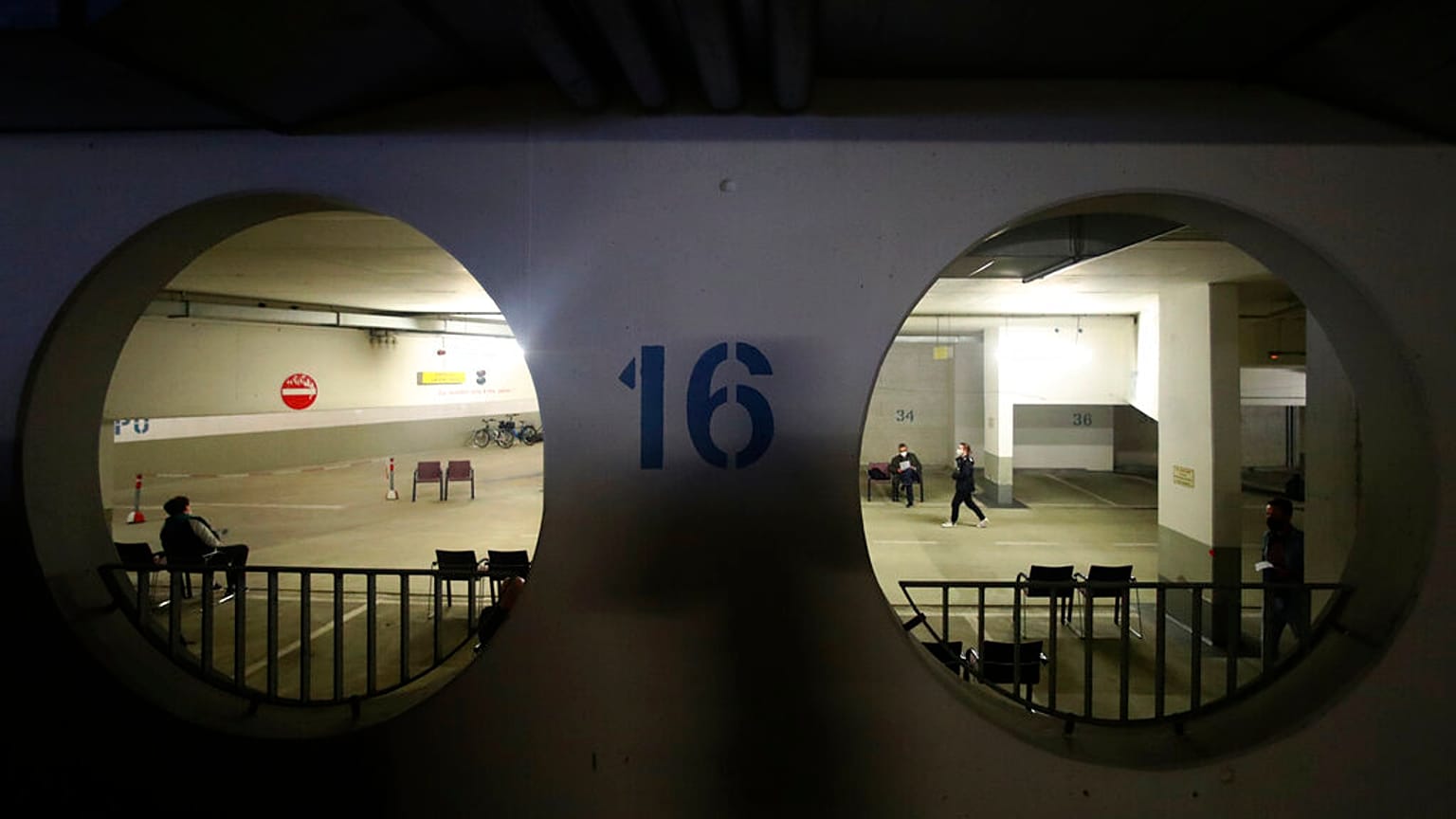 Impfzentrum in einem unterirdischen Parkhaus in München