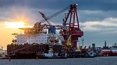 Российский трубоукладчик "Фортуна" в немецком порту Висмар