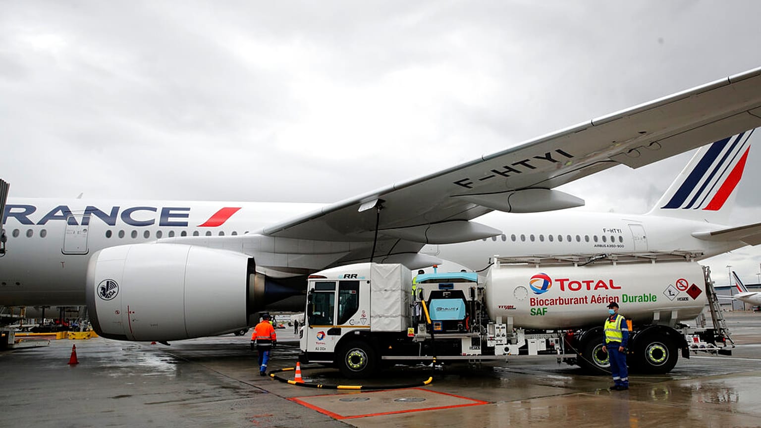 Airbus A350 wird mit Biosprit aufgetankt, 18.05.2021