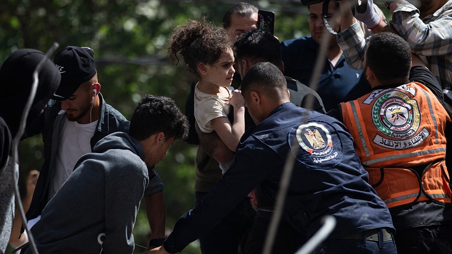 إنقاذ طفلة صغيرة من تحت الأنقاض- غزة