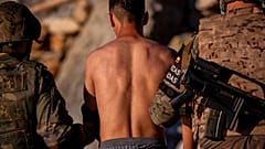 Μετανάστας στα χέρια του ισπανικού στρατού