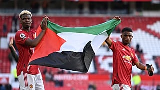 İngiltere Premier Lig ekibi Manchester United oyuncuları Paul Pogba ve Amad Diallo, Fulham maçının ardından Filistin bayrağı açtı