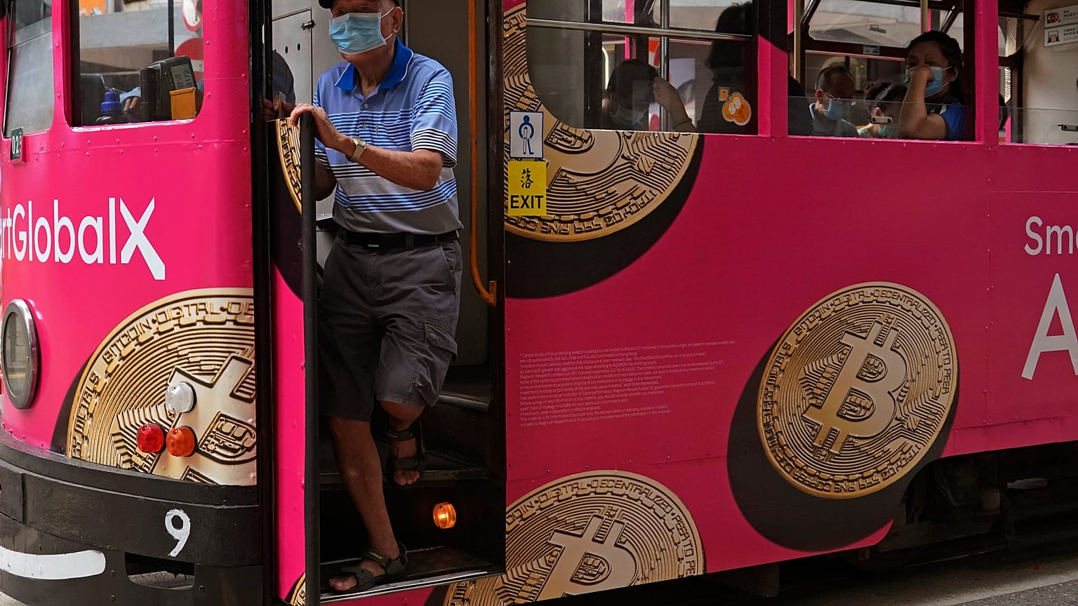 Hong Kong'daki bir otobüs üzerinde bitcoin reklamı