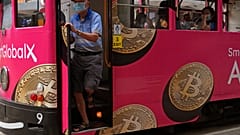 Hong Kong'daki bir otobüs üzerinde bitcoin reklamı
