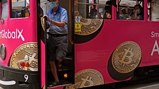 Hong Kong'daki bir otobüs üzerinde bitcoin reklamı