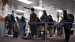 Archives : voyageurs faisant la queue avant d'être contrôlés, le 25 avril 2021, à l'aéroport de Roissy Charles de Gaulle en France