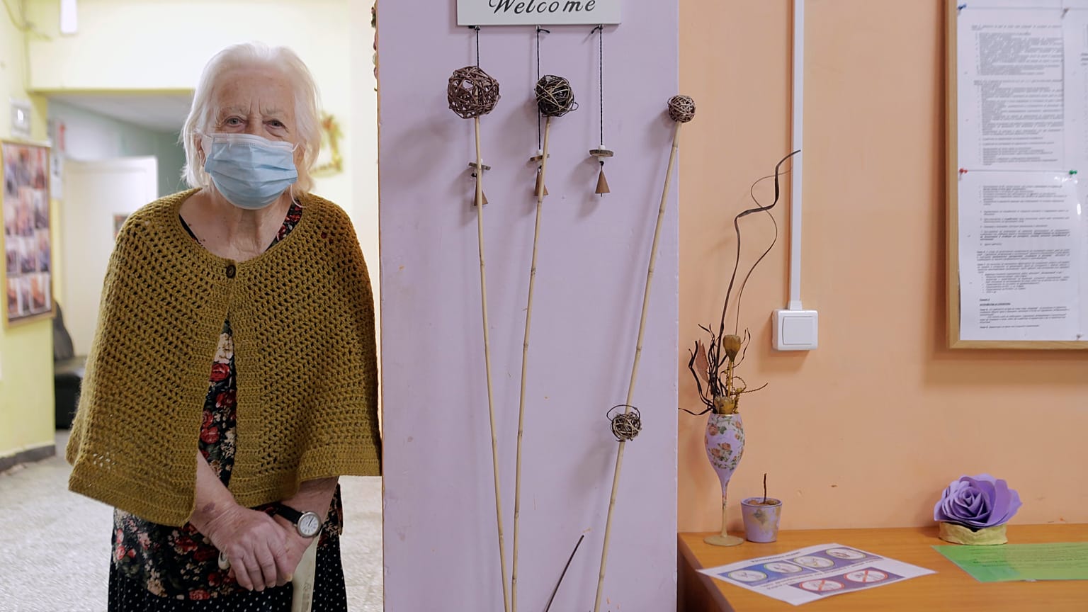 27 gennaio 2021: una donna attende di ricevere la sua doe di vaccino in una casa di riposo di Sofia, Bulgaria