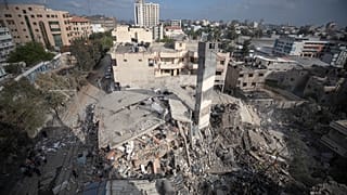 بقايا مبنى مكون من ستة طوابق دمرته غارة جوية إسرائيلية في مدينة غزة، الثلاثاء 18 مايو 2021.