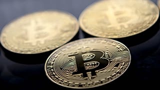 عملات بيتكوين مصبوغة بالذهب، لندن، 20 نوفمبر 2017 